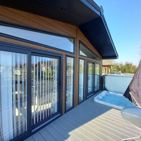 Penny Lodge With Hot Tub Malton Eksteriør bilde